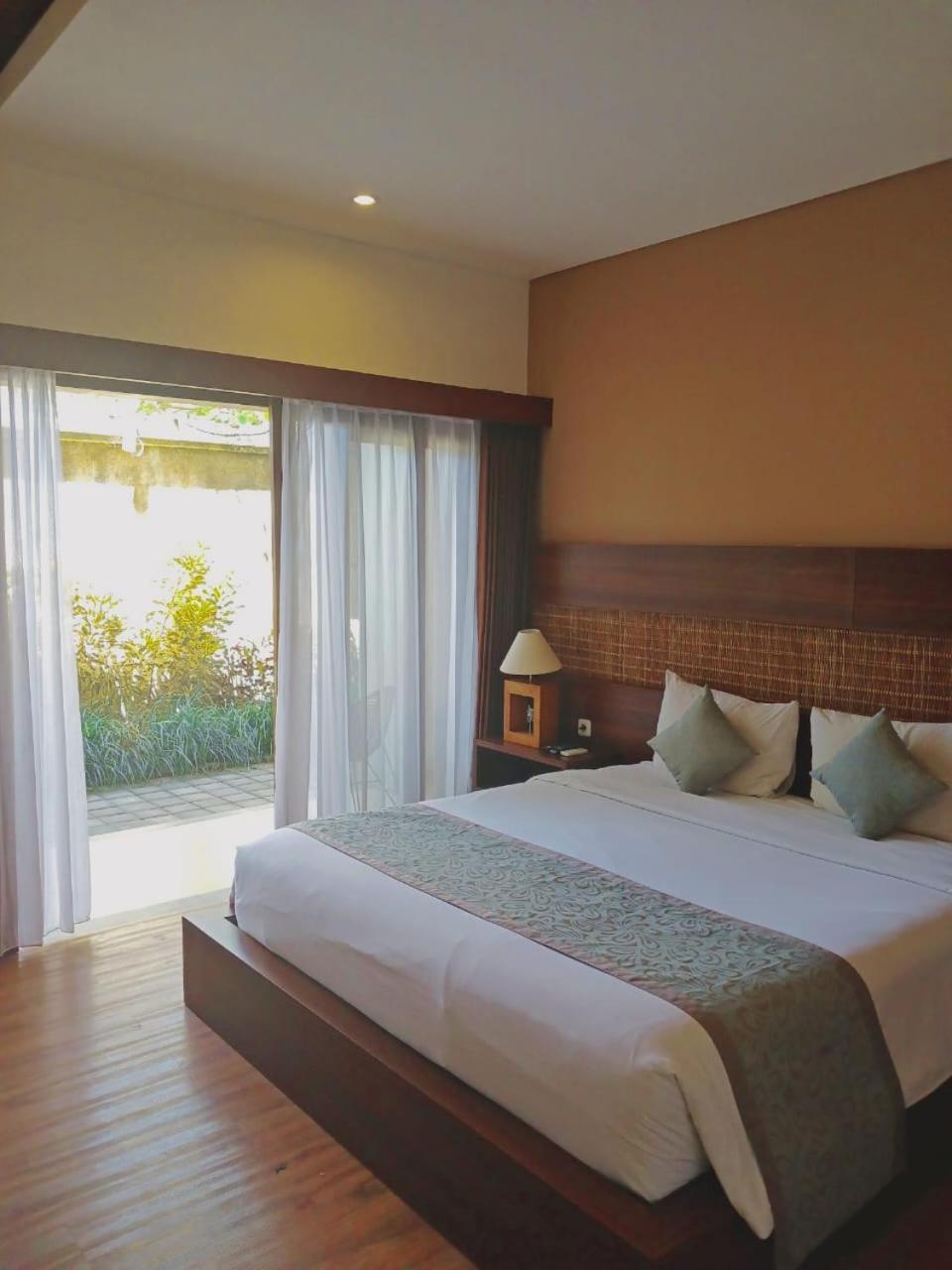 Ratan And 3* Uluwatu